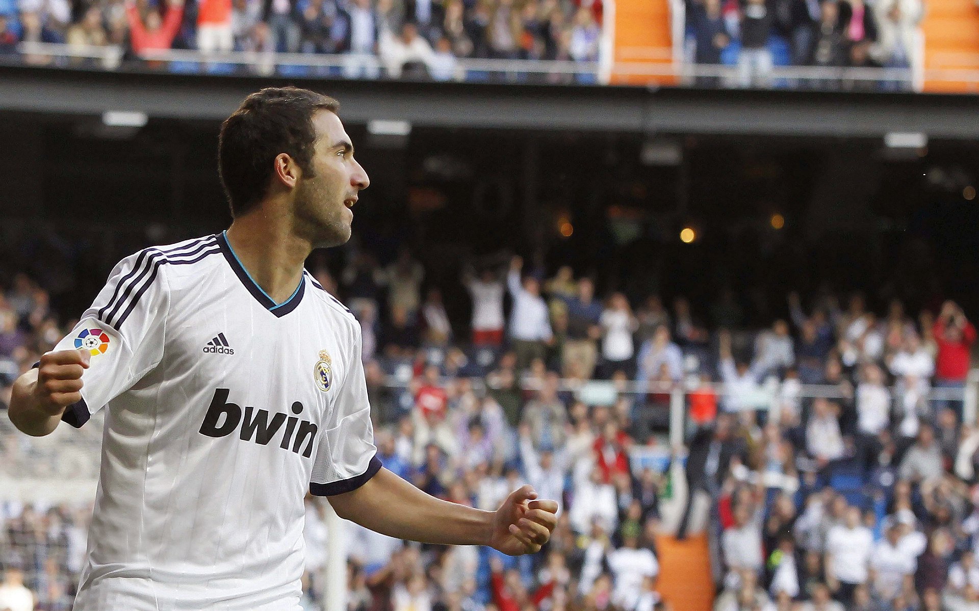 越来越多的校园足球比赛进入高校校园生活，校园足球现状